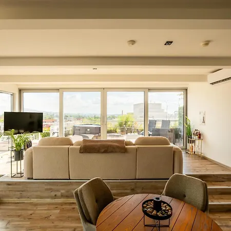 Penthouse Centrum S Dokonalym Vyhladom A Velkou Terasou Appartamento